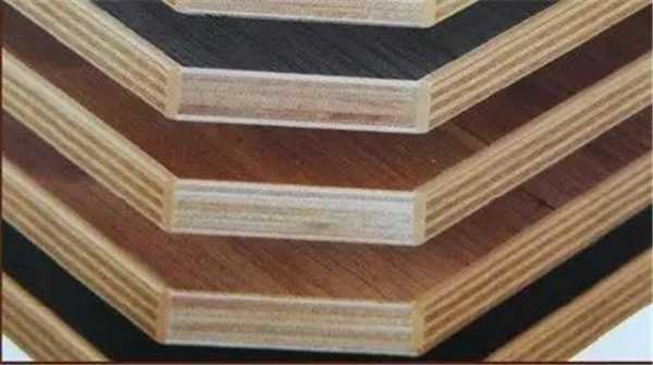 多层板和防腐木差别（多层实木板和防潮板哪个好）