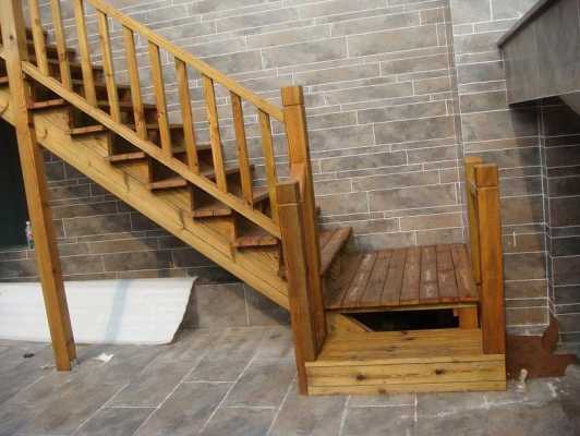防腐木室内楼梯（防腐木楼梯踏步4步图）